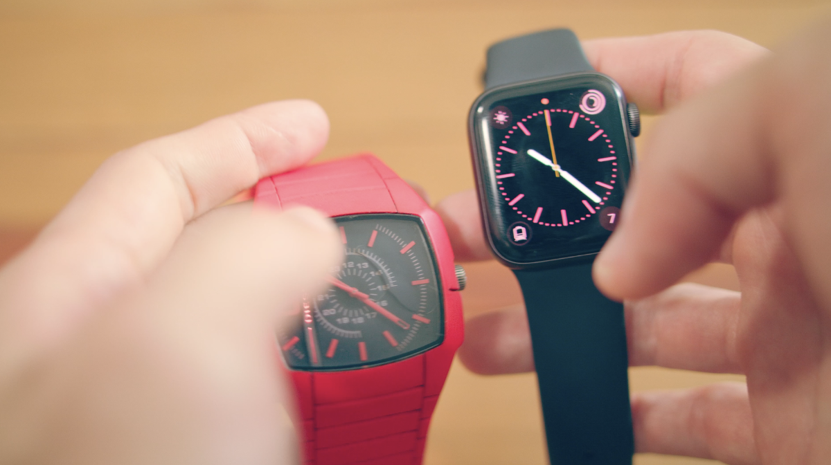 これまで利用していたアナログ時計と並べてみる。文字盤が点灯した時だけしかデザインが分からないApple Watchは味気ないと感じてしまう。