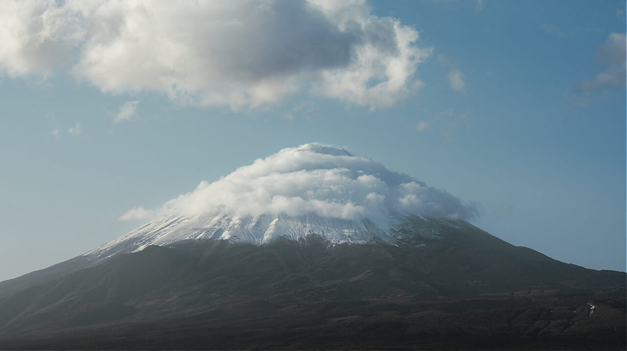 間近から撮影した富士山。中腹から頂上にかけて雲が昇っていっている。撮影に使用したのはGFX100Sと63mmのGFレンズ。